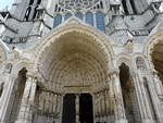Chartres ein Nebeneingang der Kathedrale von Chartres.